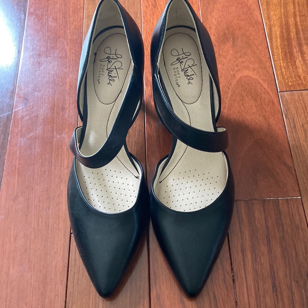 Life Stride Faux leather pump